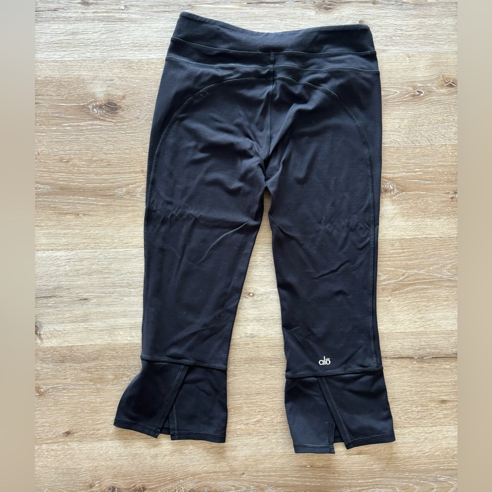 Alo yoga Slit Back Capri Leggings Size M Black